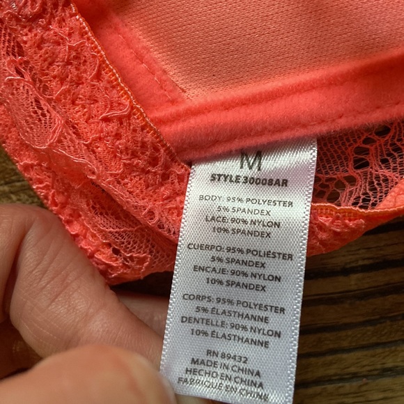 Girls 32 Medium Bra.Adjustable straps. 3 different hooks for closure. Peach/pink - Picture 5 of 7